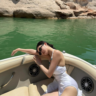 白色高级光泽感串珠挂脖镂空 海滩休闲连体泳衣女学游泳原厂家