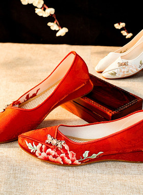 女士配旗袍穿绣花鞋汉服平底平跟尖头中国民族古风北京布鞋红色