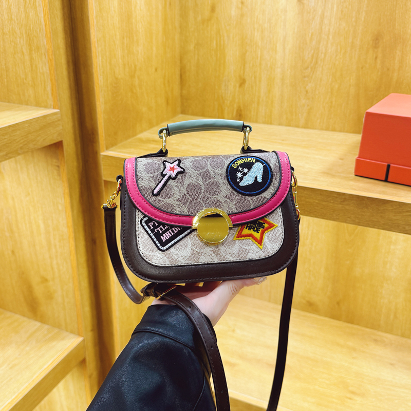 包包女2025新款春夏软皮镶钻手提小方包高级感徽章单肩斜挎包小包