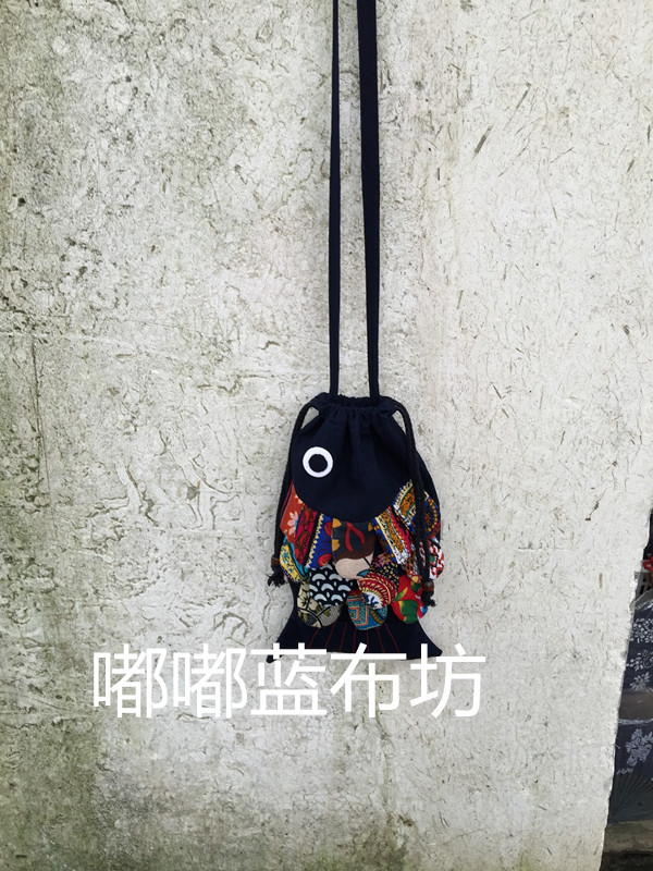 烏鎮(zhèn)特色特產(chǎn)藍(lán)印花布印染立體多色拼色魚(yú)鱗斜挎魚(yú)包民族風(fēng)花魚(yú)包