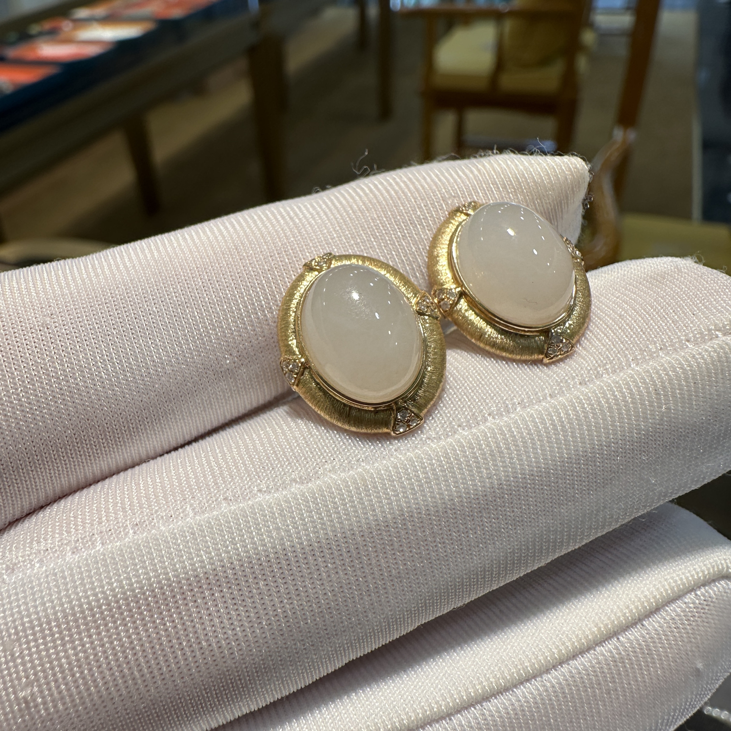 裸石9.7&times;11.5mm18k镶嵌天然和田玉耳钉