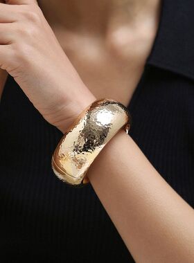 锤纹复古手镯金属质感高级夸张宽边弹簧光面女欧美风轻奢braclet