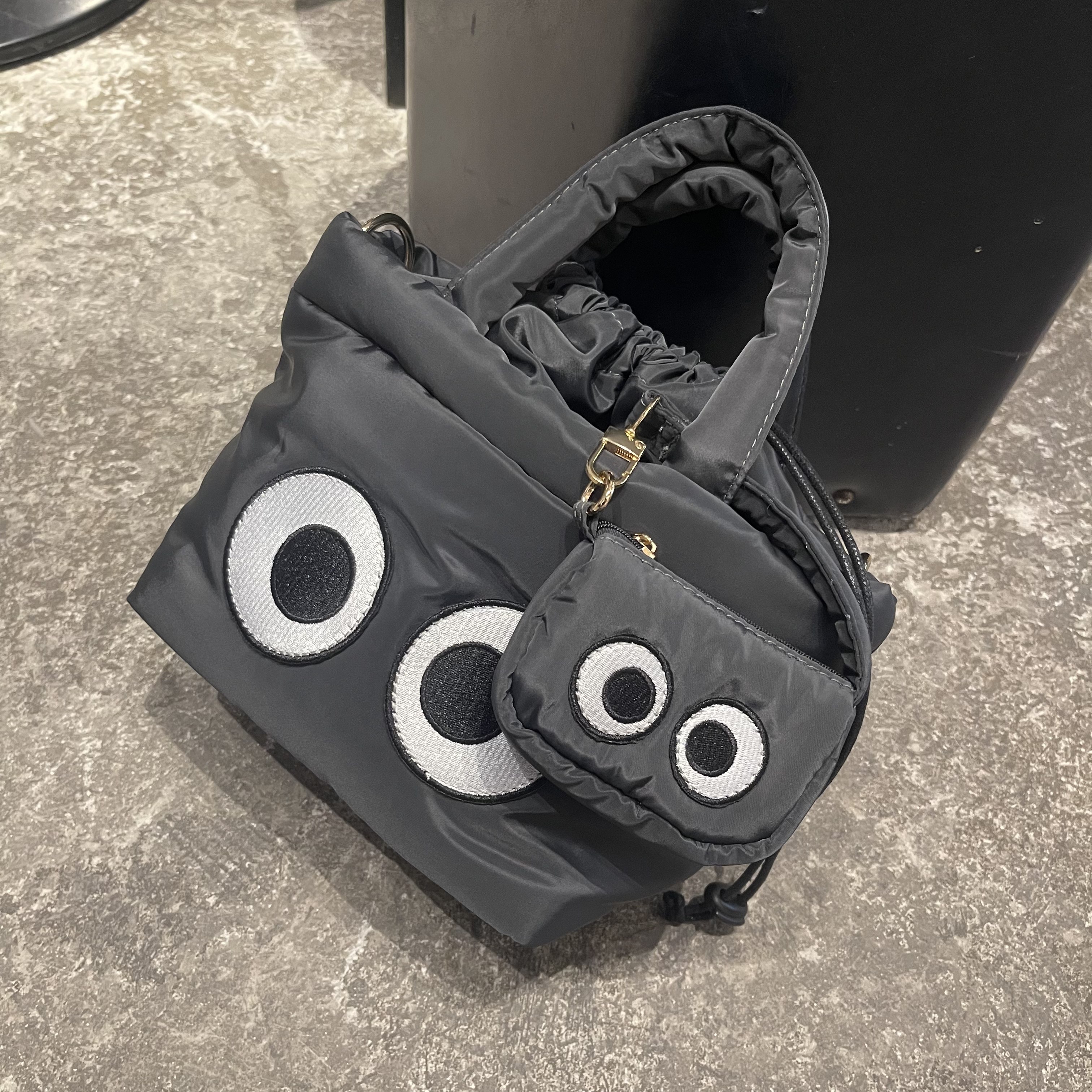 2025新款小众设计可爱型水桶包女刺绣眼睛日常搭配手提单肩斜挎包,箱包皮具/热销女包/男包,通用款女包,淘宝优惠券,粉丝福利购,淘宝优惠卷