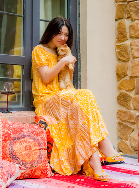 fiu购亮黄色民族印花全棉度假大摆泡泡袖长裙 露肩慵懒长款连衣裙