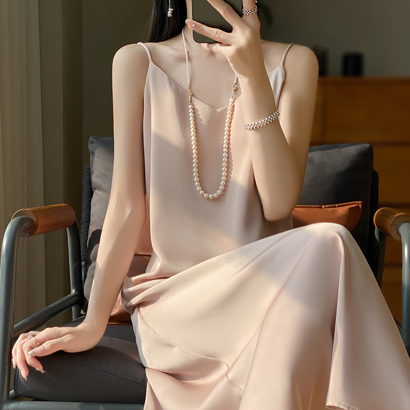 高级质感粉色真丝吊带连衣裙女夏季外穿缎面设计感显瘦背心长裙子