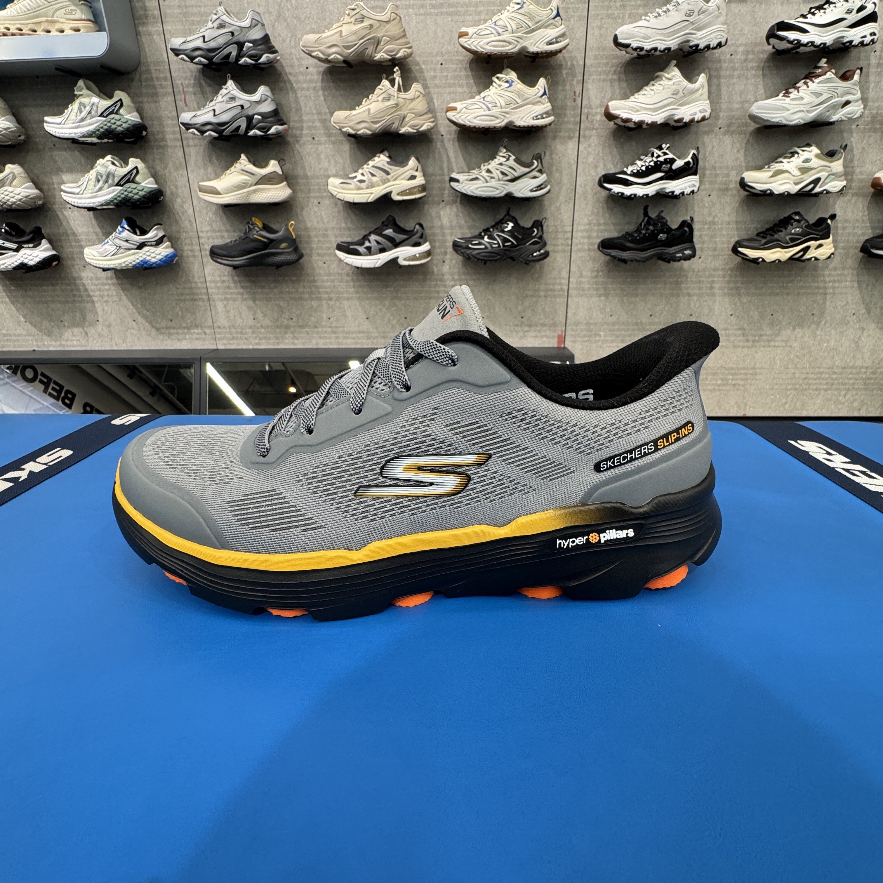 Skechers斯凯奇春季男士新款透气网布轻质缓震运动跑步鞋220674