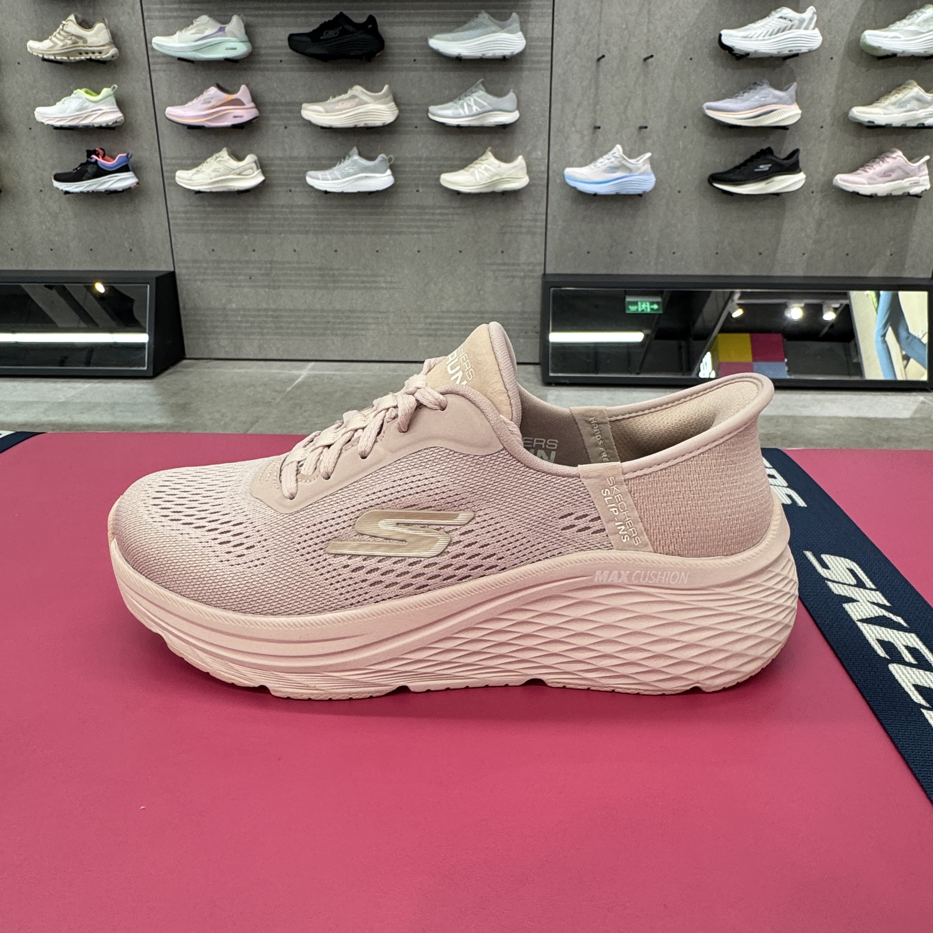 斯凯奇女士网布透气缓震运动鞋