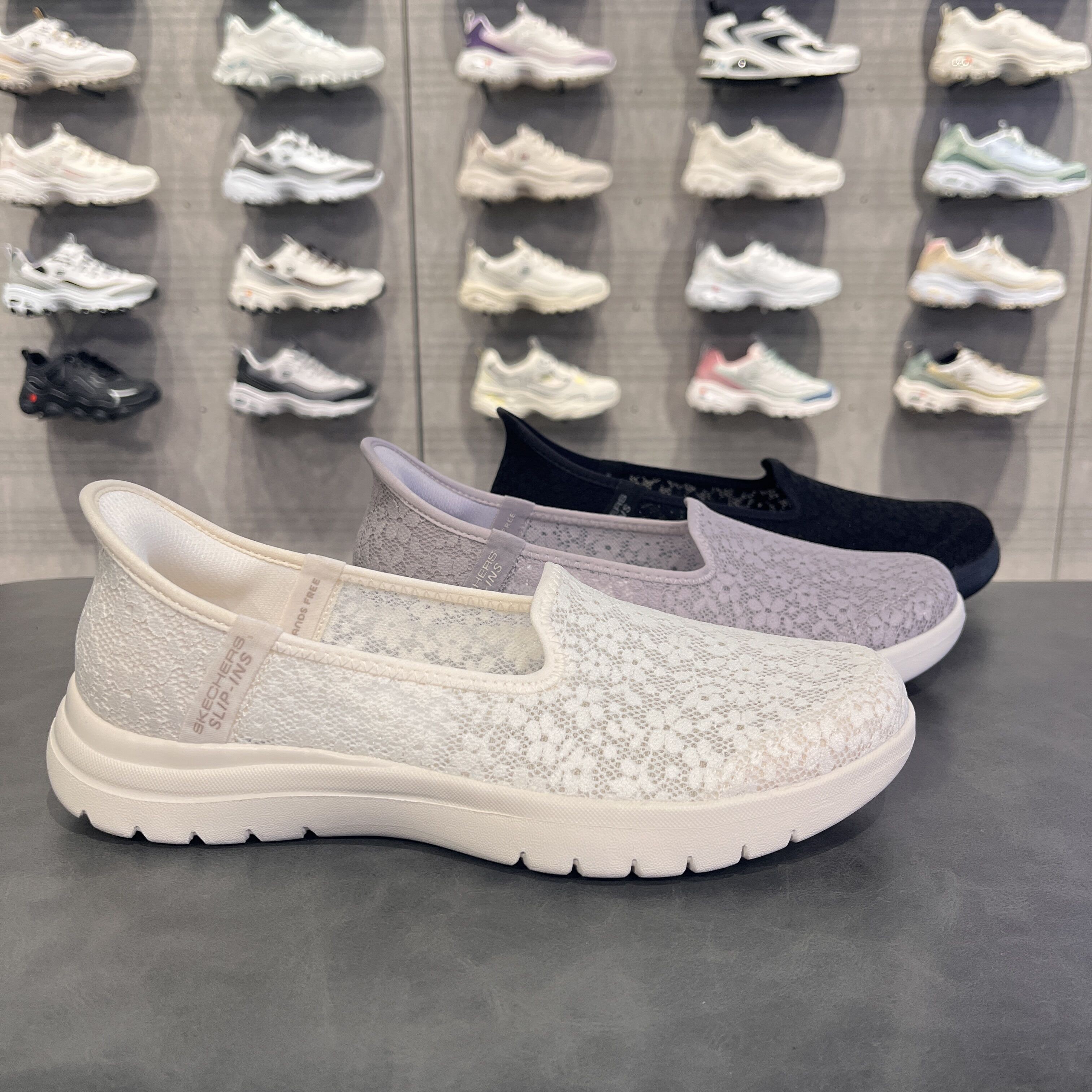 Skechers斯凯奇女款闪穿一脚蹬易穿脱蕾丝网面休闲健步鞋138188