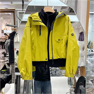 两件套工装风秋冬连帽冲锋衣女短款三合一多口袋时尚洋气休闲外套