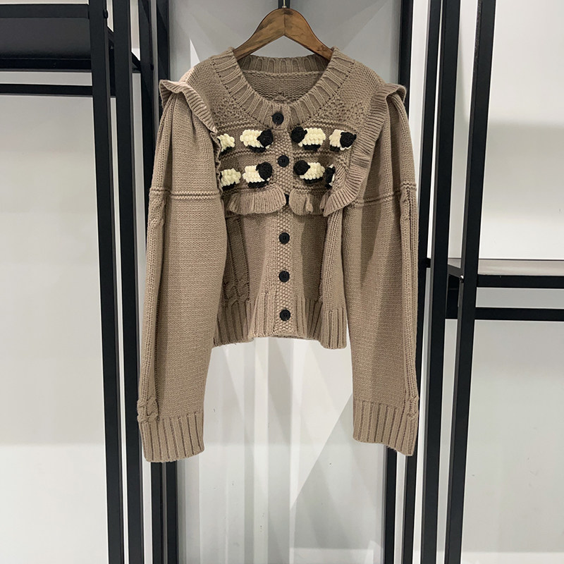 法式  2025秋冬新款可爱立体绵羊刺绣肩部荷叶边圆领女士针织开衫