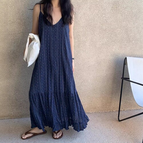 one seven复古V领蓝色碎花吊带连衣裙女2026春夏显瘦内搭外穿长裙