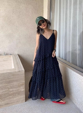 one seven蓝波点V领吊带连衣裙女2026春夏垂感大裙摆显瘦内搭长裙