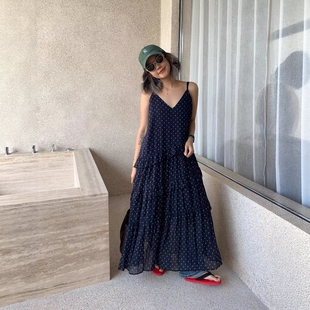 one seven蓝波点V领吊带连衣裙女2026春夏垂感大裙摆显瘦内搭长裙