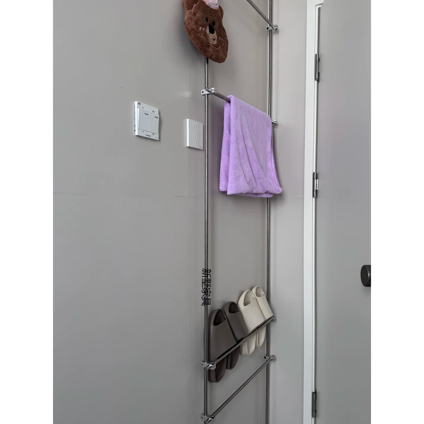 创意门后收纳杆置物架子浴室免打孔多功能挂架毛巾架子挂衣架简约