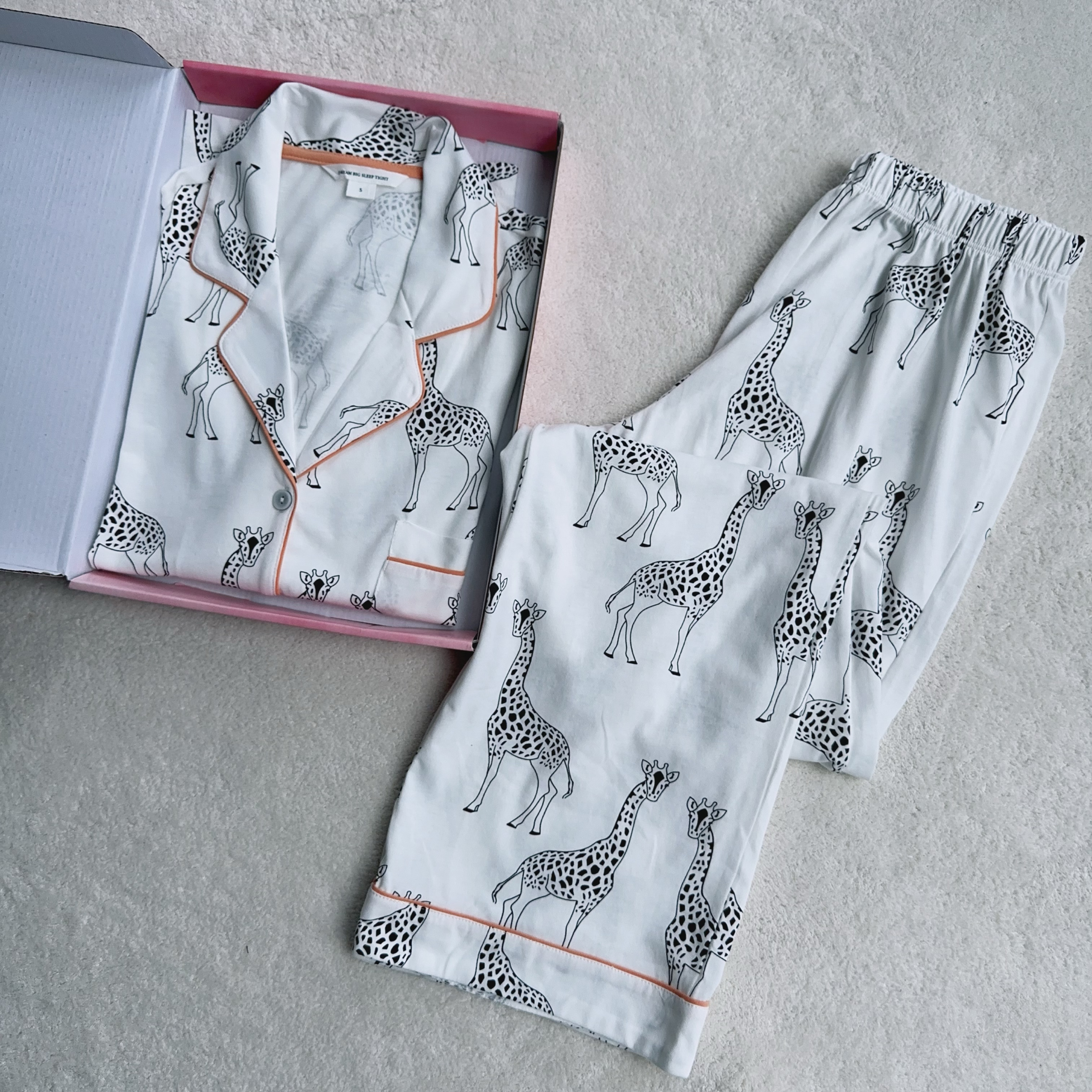纯棉薄款白底长颈鹿女士睡衣套装