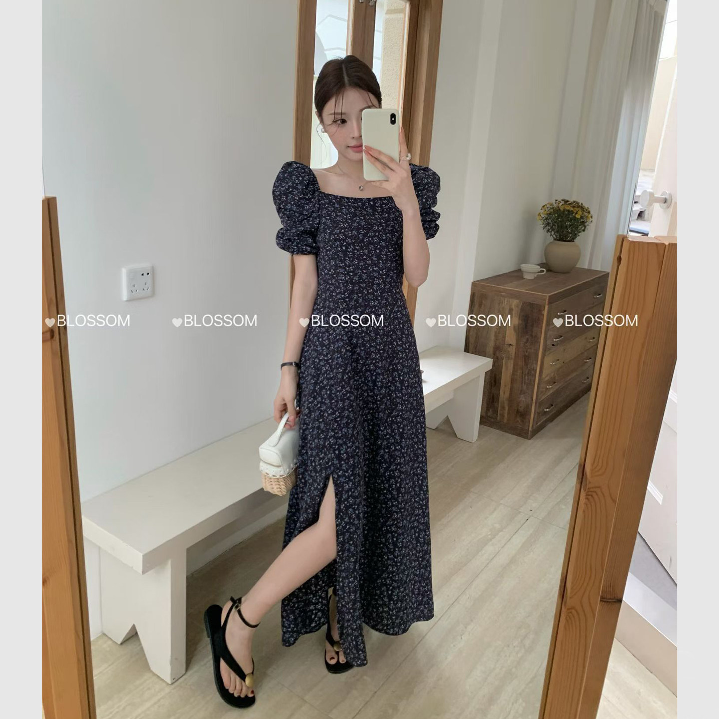 夏天休闲连衣裙女2026新款法式方领泡泡袖开叉收腰气质黑色碎花裙