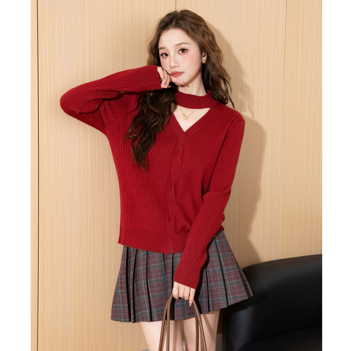 唐狮2024新款秋冬红色毛衣女V领净色超好看小众设计感绞花毛线衫