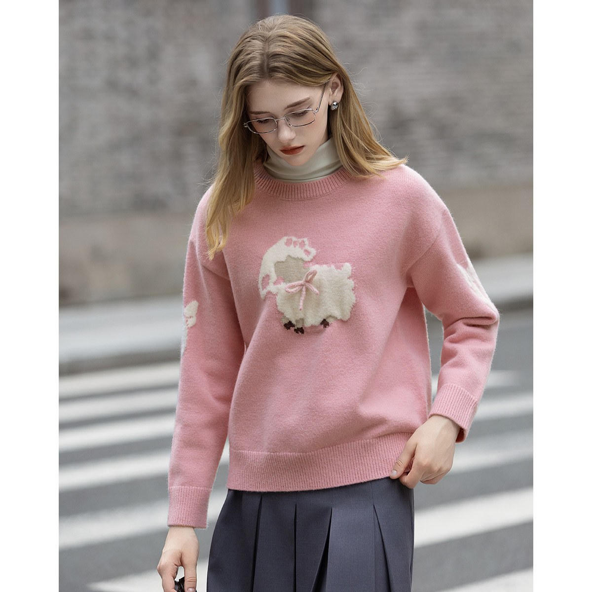 唐狮2025年毛衣女秋冬款可爱小羊女士圆领前胸袖子图案提花毛线衫