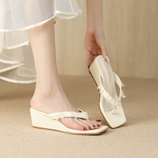 2025新款 夏季 沙滩鞋 夹脚人字拖厚底坡跟外穿拖鞋 增高防滑甜美 时尚