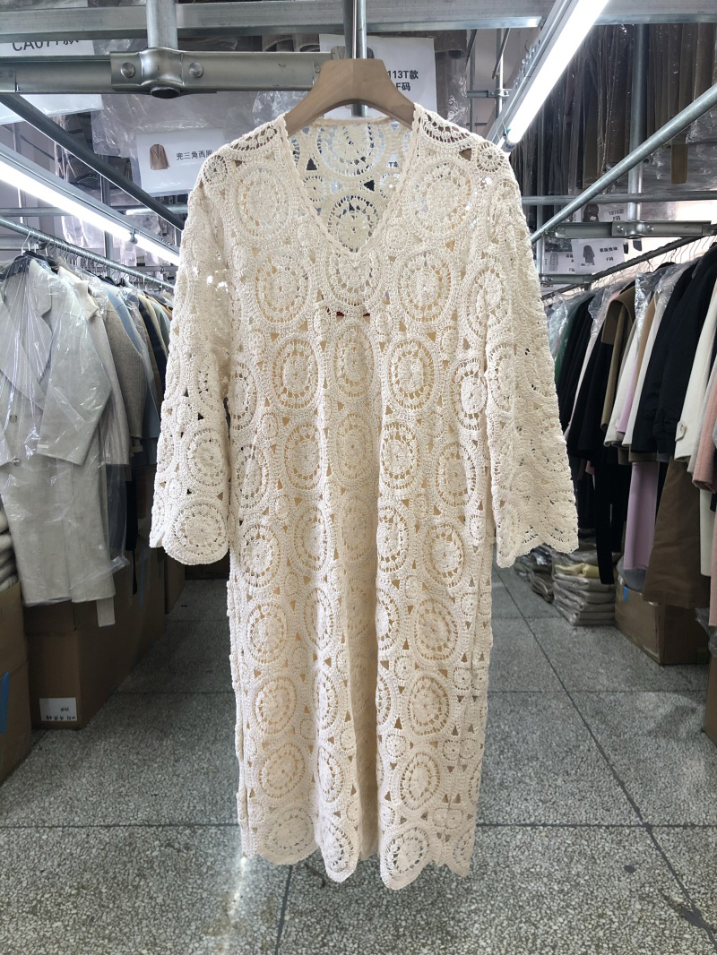 m家镂空针织连衣裙女中长款25年夏季轻奢法式复古V领钩花短袖裙子