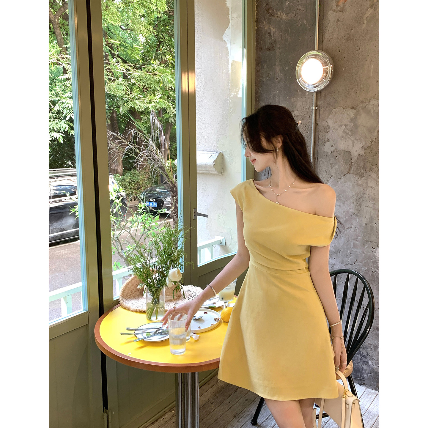 韩语琳/法式斜肩设计黄色连衣裙女韩系chic约会气质收腰显瘦短裙