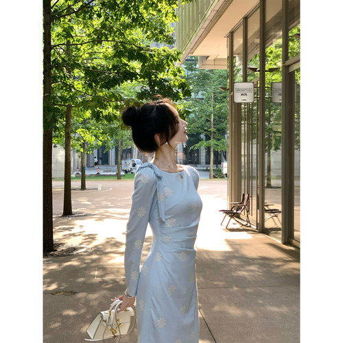 小众设计感刺绣长袖连衣裙