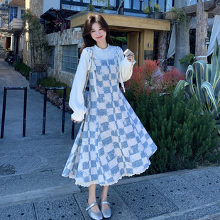 实拍浅蓝色法式假两件棋盘格连衣裙 2026春温柔显瘦编织背带长裙
