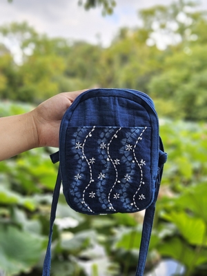 云艺阳光 手工刺字天然草木染 扎染 斜挎手机相机多层包收纳包