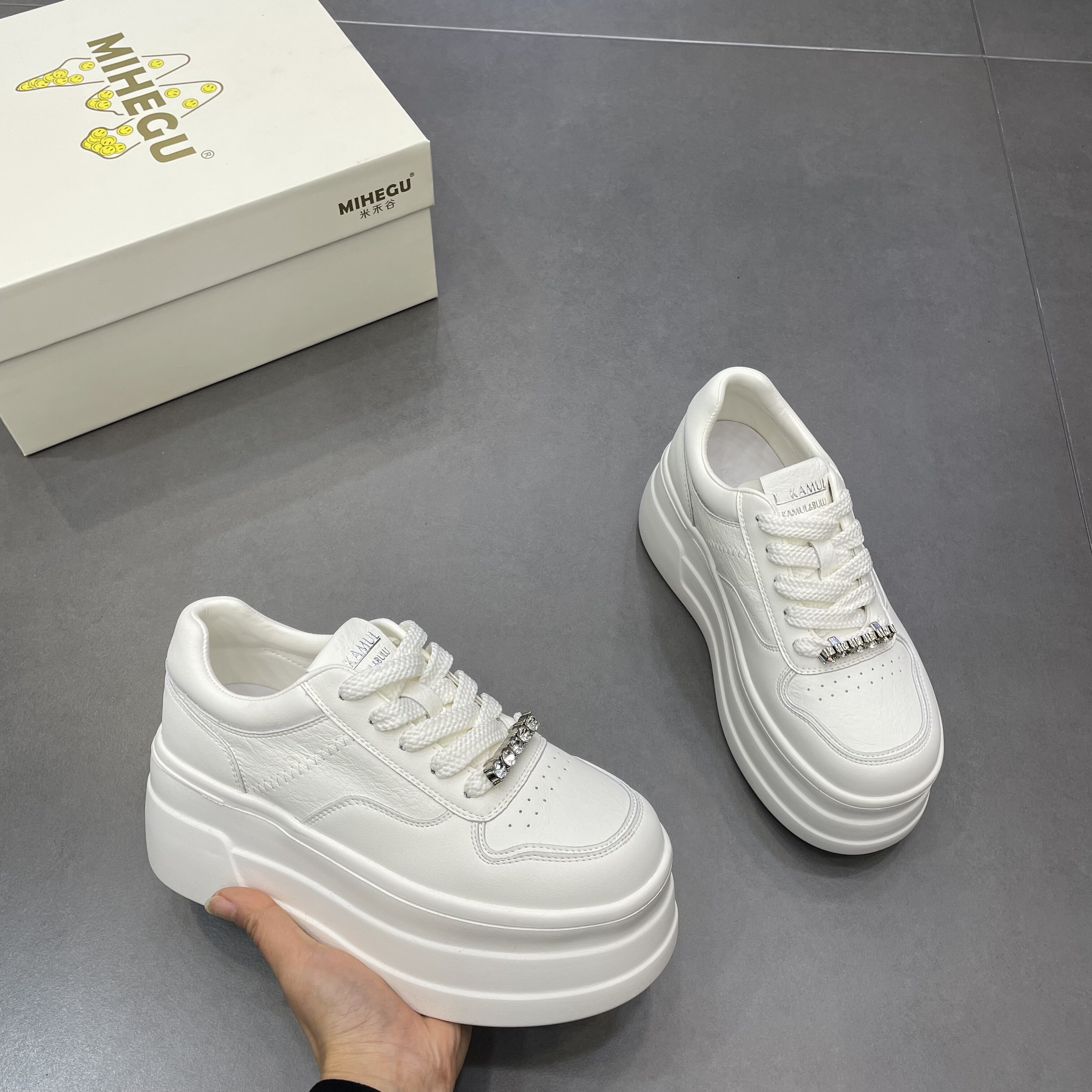 M 2026春季新款休闲厚底时尚小白鞋防滑女鞋配阔腿裤百搭板鞋