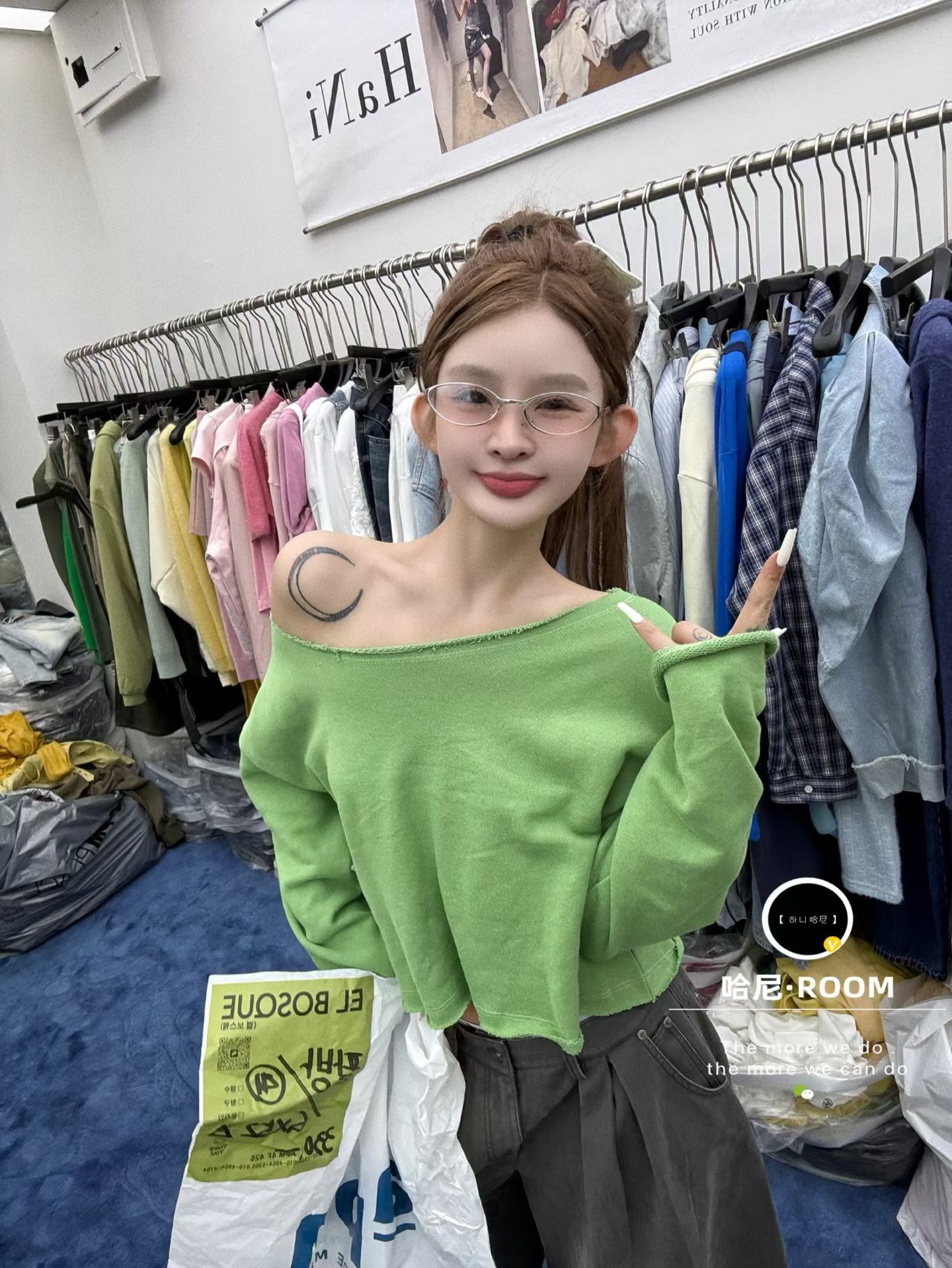 Miss家 2026秋季新款韩版时尚百搭显瘦漏肩绿色长袖卫衣女