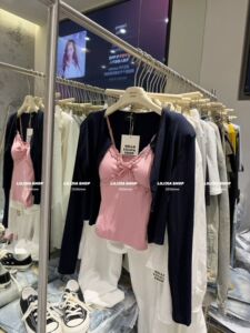 Miss家 2026春韩版时尚百搭显瘦气质蕾丝吊带背心+防晒开衫两件套
