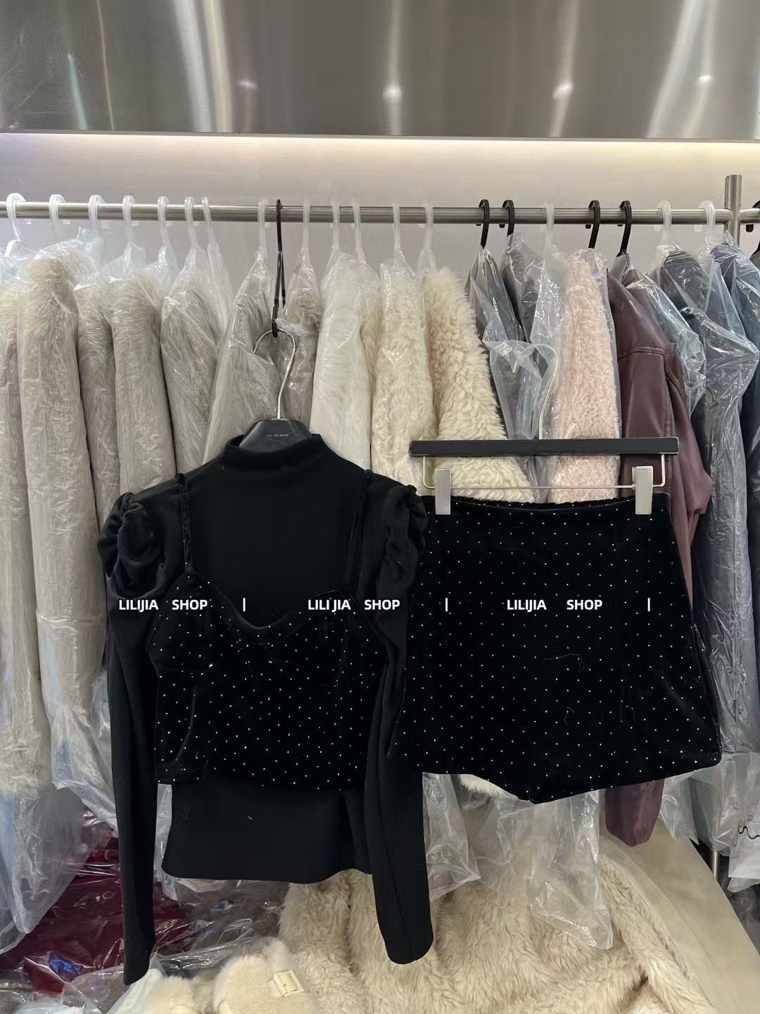 Miss家 高级感气质点点丝绒套装女吊带上衣+黑色短裙两件套套装,女装/女士精品,时尚套装,淘宝优惠券,粉丝福利购,淘宝优惠卷