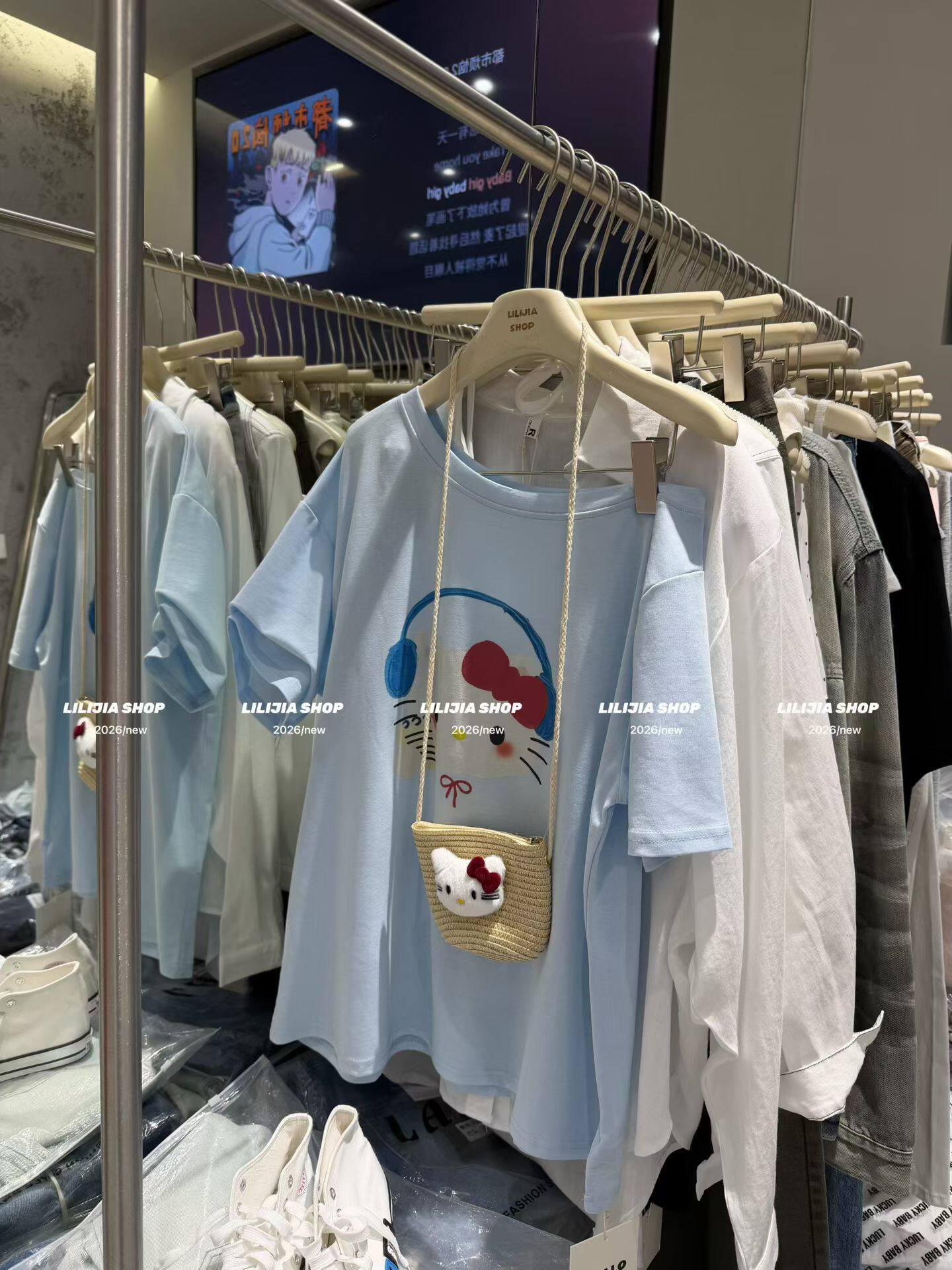 Miss家 2026夏韩版时尚百搭宽松显瘦字母拉肩印花短袖上衣配包包