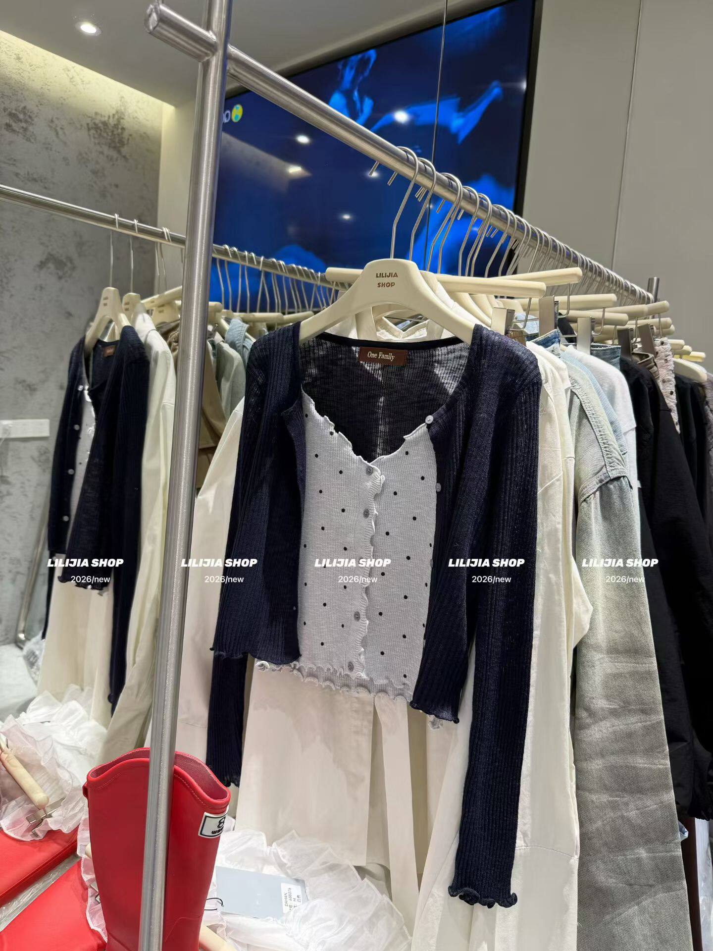 Miss家 2026新款韩版时尚百搭显瘦波点吊带背心+针织开衫两件套女