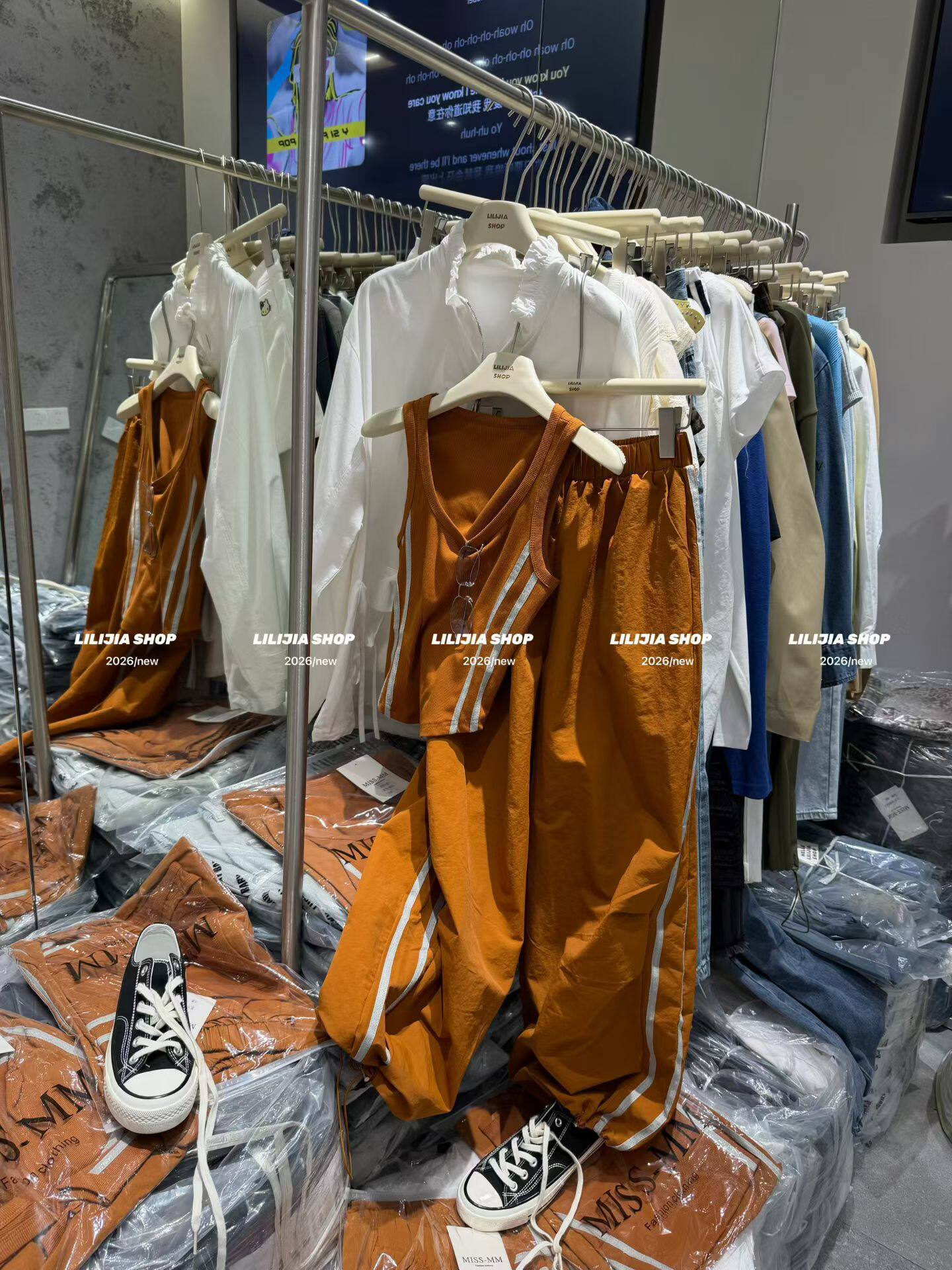 Miss家 2026夏季百搭修身显瘦圆领拼条背心上衣+薄款速干休闲套装