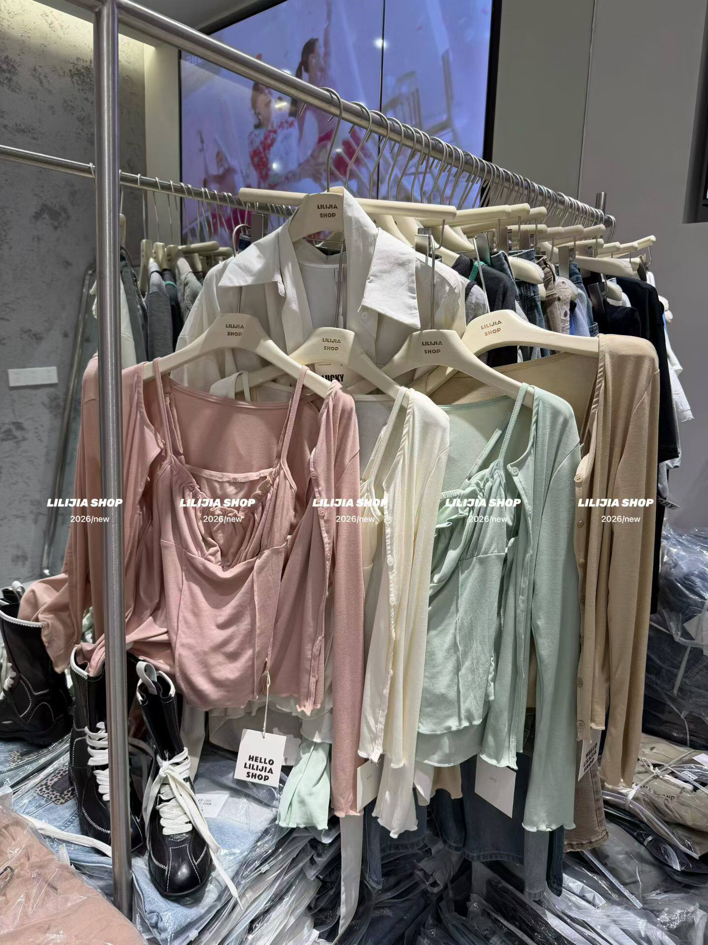 Miss家 2026新款韩版时尚百搭显瘦褶皱短款吊带背心开衫两件套女