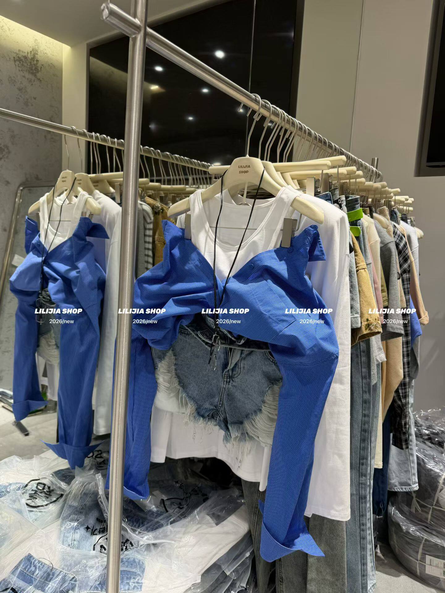 Miss家2026夏季小衫超好看独特漂亮洋气设计感蓝色假两件漏肩衬衫