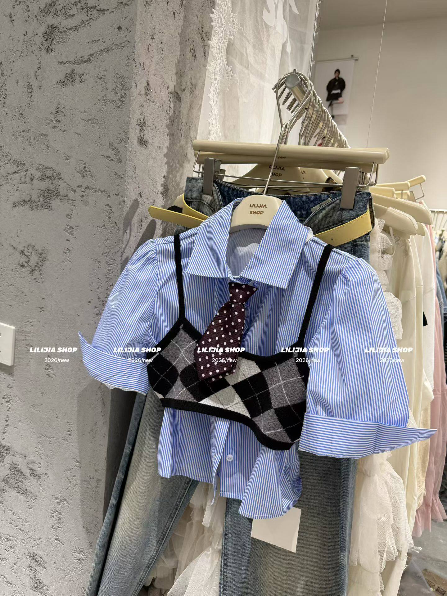 Miss家 蓝色条纹短款衬衫上衣女款2026新款夏季独特别致小衬衣