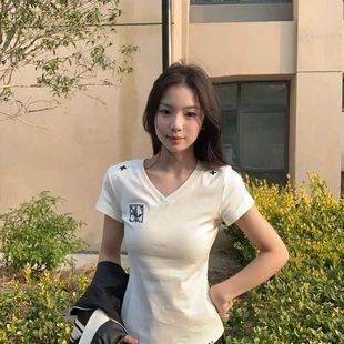 辣妹白色印花V领修身 t恤女2025夏季 美式 短袖 上衣 新款 收腰显瘦短款