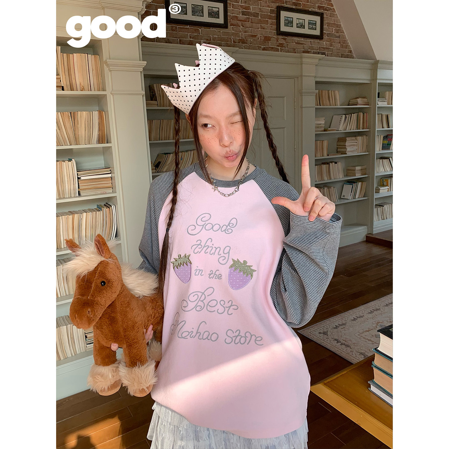 美好商店MeihaoStore「莓烦恼」草莓贴布字母刺绣拼接插肩长袖T恤