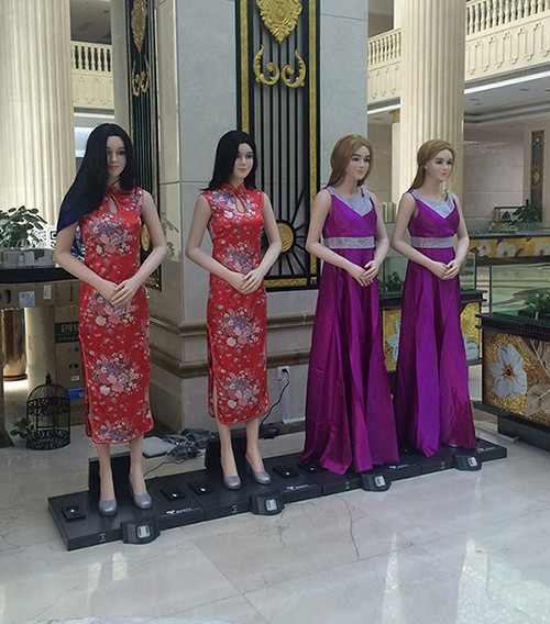 ktv会所迎宾美女机器人可以对话弯腰说话幽默美丽端庄大气