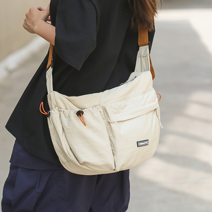 轻便尼龙布斜挎包女大容量旅行运动健身包休闲通勤单肩包饺子包