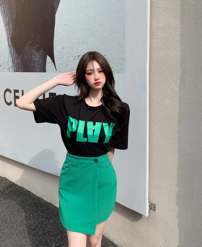 Real price ~ Korean alphabet print bottomed short sleeve T-shirt + high waist draped suit skirt