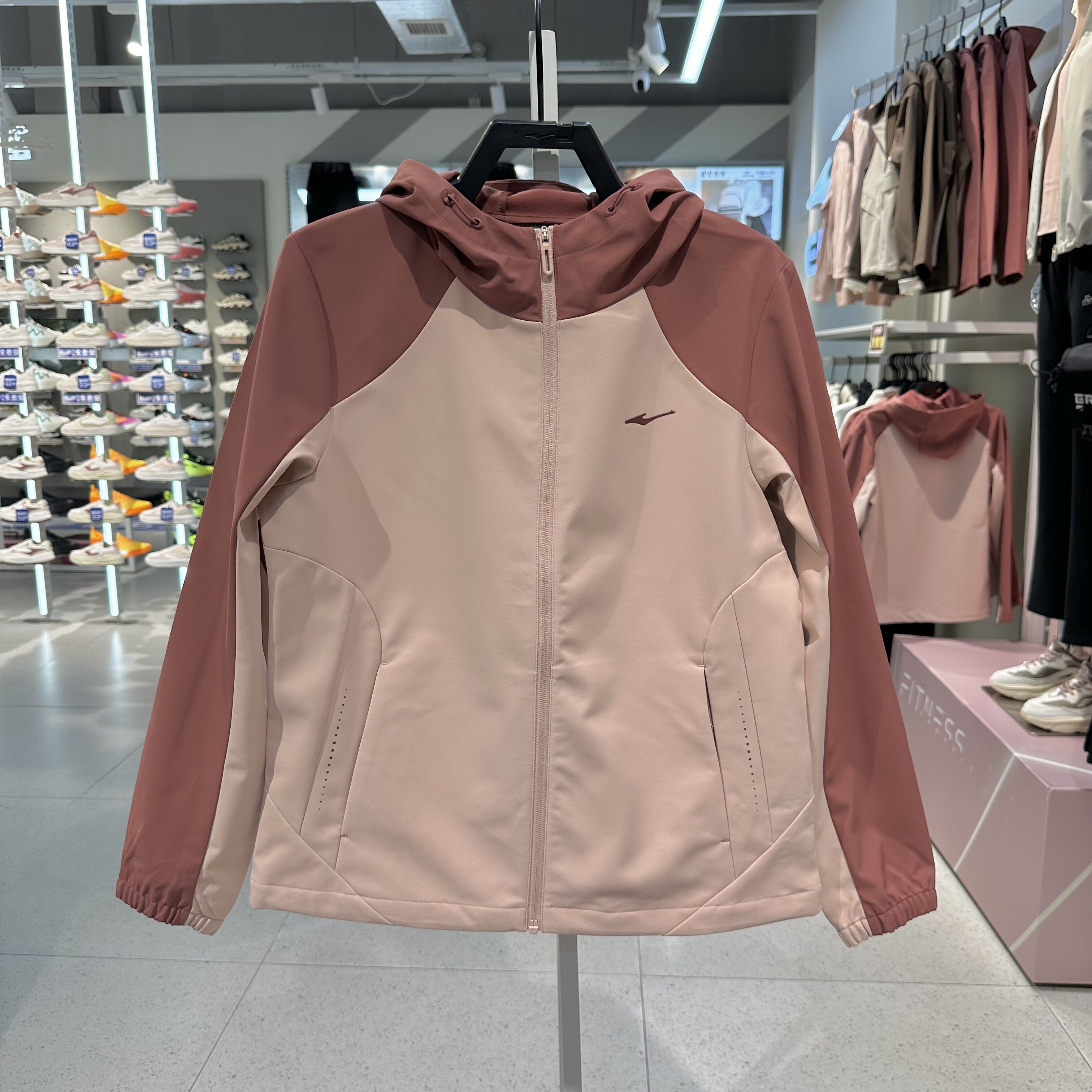 鸿星尔克2025秋冬新款女子加绒加厚软壳冲锋运动风衣12225402293