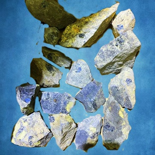 山东昌乐矿区天然蓝宝石矿物晶体矿标原石原料标本摆件玄武岩矿区