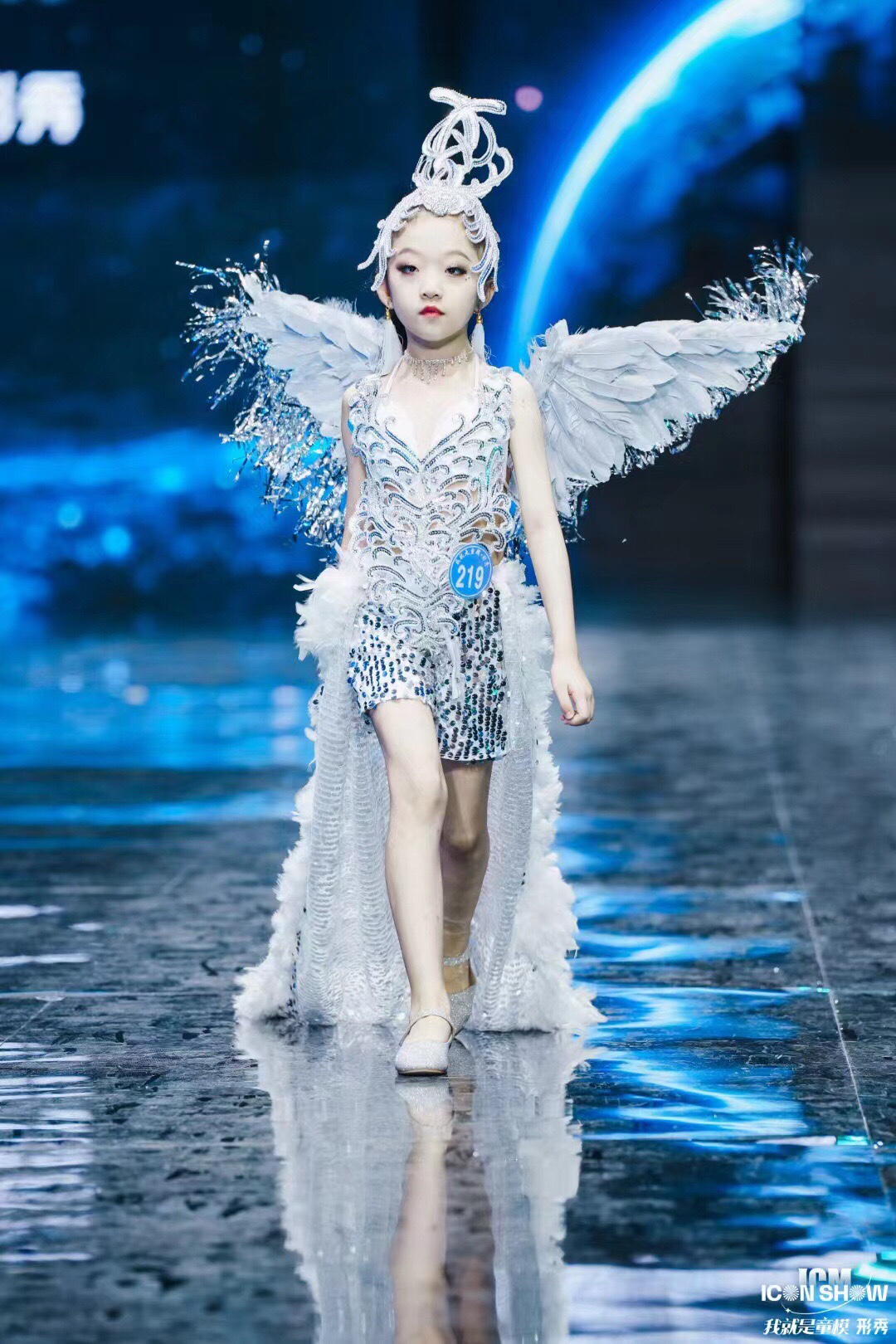 走秀女童银色模特科技感