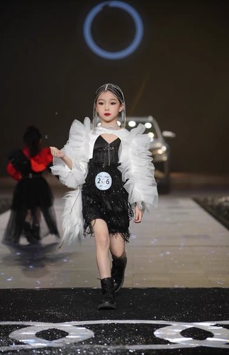 少儿模特ALICING时尚女童演出服