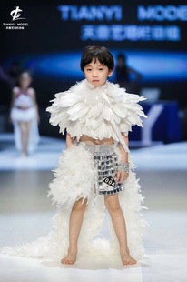 男童车模走秀时尚个性泳装华服创意羽毛泳衣秀模特比赛演出T台秀