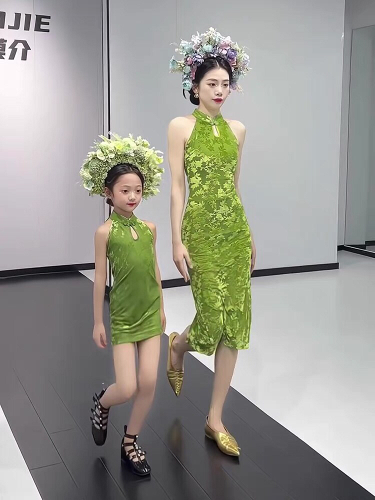 女童模特走秀改良旗袍女2024新款国风复古年轻款修身气质连衣裙