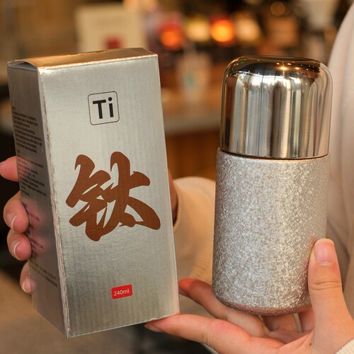 覆钛迷你带吸管保温杯女高颜值便携口袋杯2025纯钛过滤网泡茶杯子